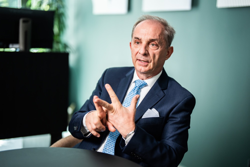 Dr. Tóth Gáborról portrékép, aki a Magyar Kórházsszövetség elnöke és a Bajai Szent Rókus Kórház főigazgatója.