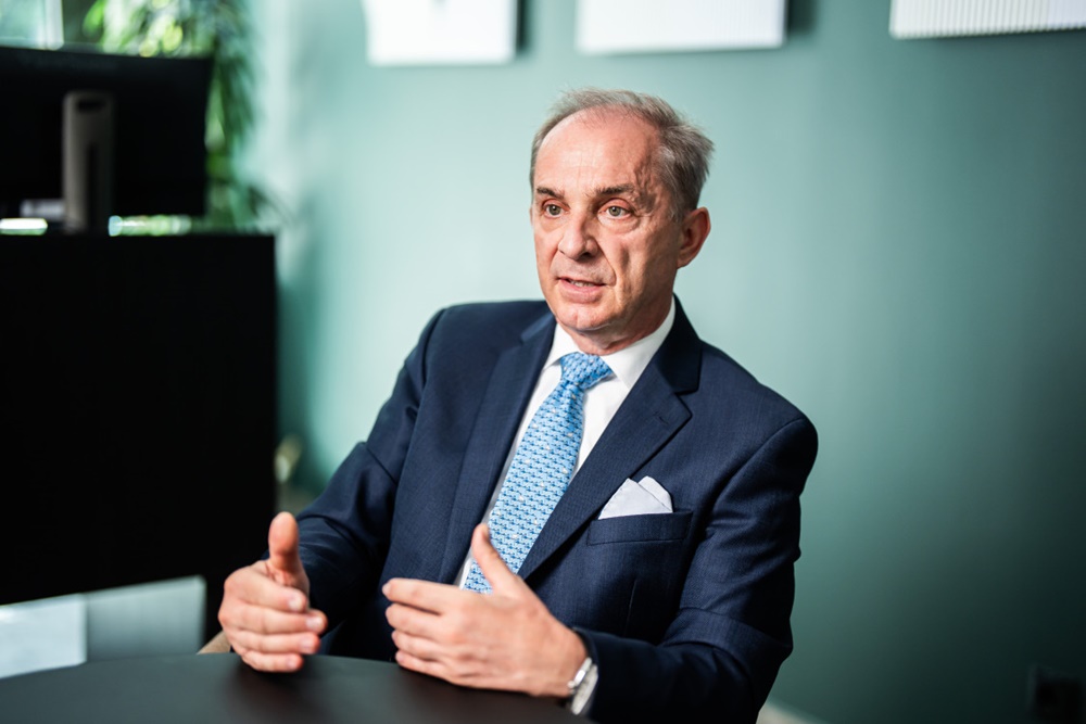 Dr. Tóth Gáborról portrékép, aki a Magyar Kórházsszövetség elnöke és a Bajai Szent Rókus Kórház főigazgatója.