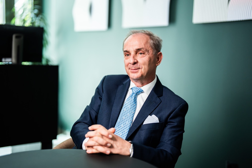 Dr. Tóth Gáborról portrékép, aki a Magyar Kórházsszövetség elnöke és a Bajai Szent Rókus Kórház főigazgatója.